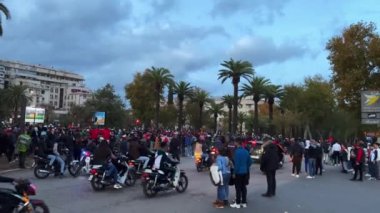 FIFA Dünya Kupası Katar 2022 'de milli takımının zaferinden sonra yolları kapatan bayrak sallayan mutlu Faslı taraftarlar