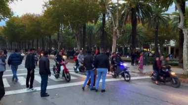 FIFA Dünya Kupası Katar 2022 'de milli takımının zaferinden sonra yolları kapatan bayrak sallayan mutlu Faslı taraftarlar