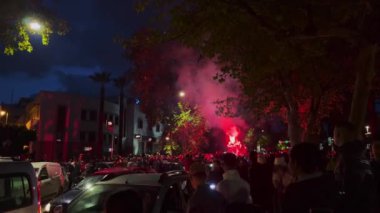 FIFA Dünya Kupası Katar 2022 'de milli takımının zaferinden sonra yolları kapatan bayrak sallayan mutlu Faslı taraftarlar