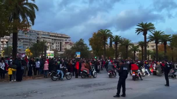 Ευτυχισμένοι Μαροκινοί Οπαδοί Κυματιστές Σημαίες Που Μπλοκάρουν Τους Δρόμους Μετά — Αρχείο Βίντεο