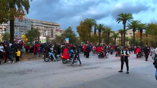 Torcedores Marroquinos Felizes Com Bandeiras Acenando Bloqueando Estradas Após Vitória — Vídeo de Stock