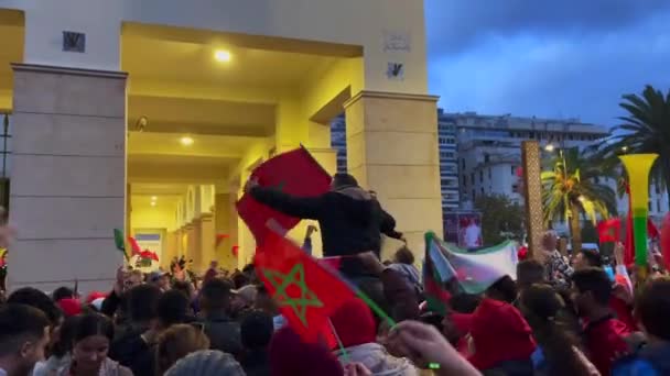 Glückliche Marokkanische Fans Mit Wehenden Fahnen Die Nach Dem Sieg — Stockvideo