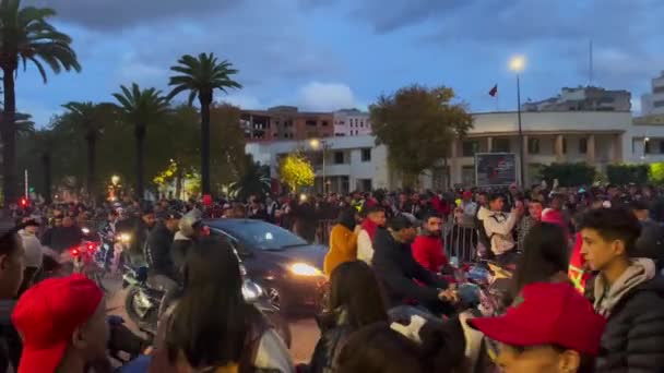 Gelukkige Marokkaanse Fans Met Zwaaiende Vlaggen Blokkeren Wegen Overwinning Van — Stockvideo
