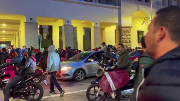 Aficionados Marroquíes Felices Con Banderas Ondeando Bloqueando Las Carreteras Después — Vídeos de Stock