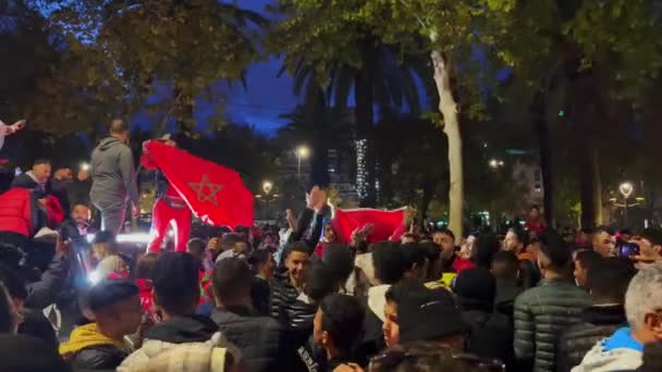 Szczęśliwi Fani Maroka Machającymi Flagami Blokującymi Drogi Zwycięstwie Drużyny Narodowej — Wideo stockowe