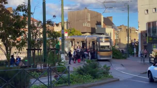 Пассажиры Входящие Выходящие Современного Трамвая Брюсселе Бельгия — стоковое видео