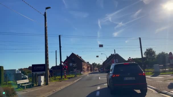 Bir Volkswagen Suv Brüksel Belçika Bir Demiryolu Kırmızı Işıklarında Durdu — Stok video