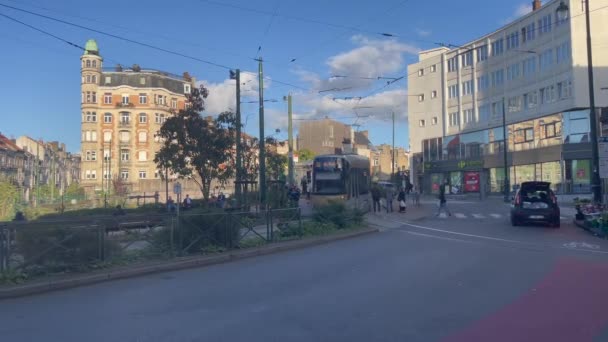 Brüksel Belçika Modern Tramvay Yolda Ilerliyor — Stok video