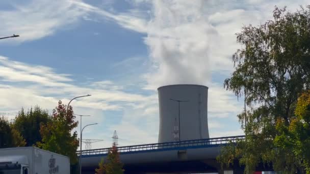 Атомная Электростанция Испускающая Дым Воздухе Бельгии — стоковое видео