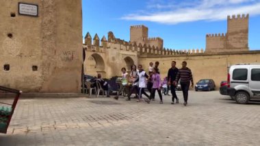 Fas 'ın eski Medine' sinde yürüyen insanlar