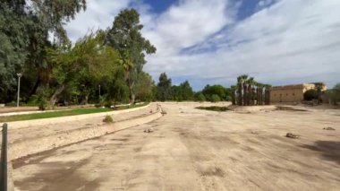 Eski şehir Fez 'deki Jnan Sbil bahçesindeki boş yapay göl.