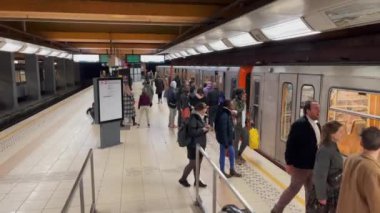 Brüksel 'deki bir metro istasyonunda trene binen yolcular