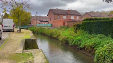 Zoutleeuw 'daki Kleine Gete nehrinin kenarına park etmiş arabalar.
