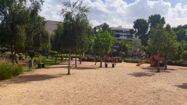 Küçük bir oyun alanı olan boş bir halk parkı