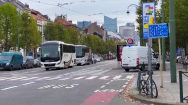 Brüksel, Belçika 'da arabalar sürüyor