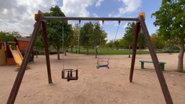 Balançoire Vide Dans Parc Avec Des Arbres Arrière Plan — Video
