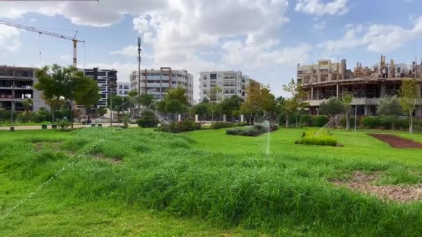 Çevresinde Yeşil Çimenler Binalar Olan Boş Bir Halk Parkı — Stok video
