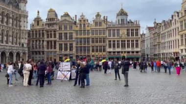 Brüksel, Belçika 'daki Grand Place' te takılan turistler