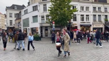 Brüksel sokaklarında yürüyen insanlar