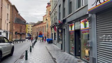 Brüksel 'de bir binaya asılı LGBT bayrakları