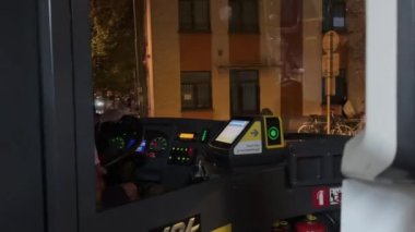 Brüksel, Belçika 'da gece otobüs süren bir adam