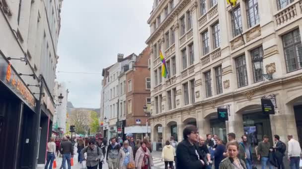 Lgbt Regenboogvlaggen Hangend Buiten Een Gebouw Vlakbij Grote Markt Brussel — Stockvideo
