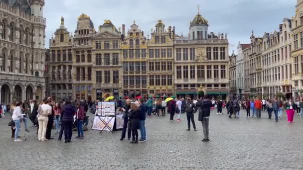 Туристы Тусуются Отеле Grand Place Брюсселе Бельгия — стоковое видео