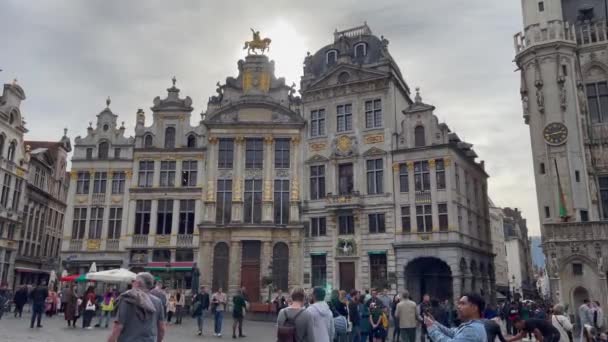 Туристи Висять Гранд Плейс Брюсселі Бельгія — стокове відео
