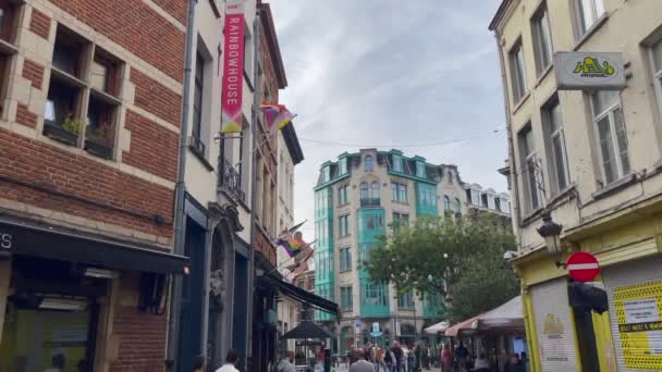 Flagi Lgbt Wiszące Budynku Brukseli — Wideo stockowe