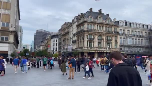 Πλήθος Ανθρώπων Που Περπατούν Δημόσια Πλατεία Στις Βρυξέλλες — Αρχείο Βίντεο