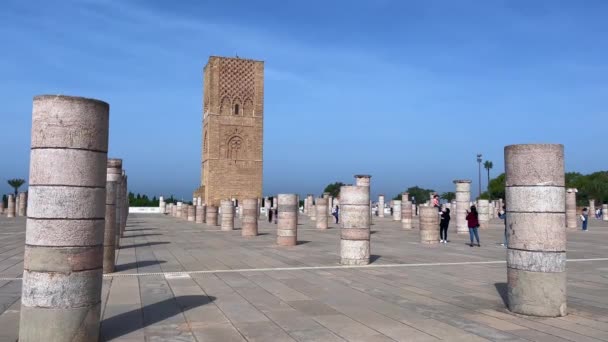 モロッコのラバトにあるハサン塔と柱を訪れる人々 — ストック動画