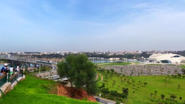 汽车驶过哈桑二世桥 俯瞰拉巴特大剧院和摩洛哥的穆罕默德六世塔 — 图库视频影像