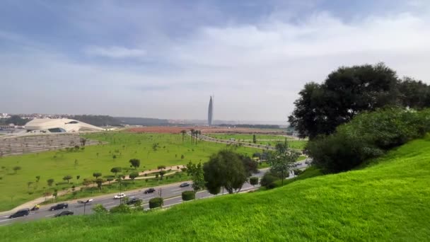 汽车驶过哈桑二世桥 俯瞰拉巴特大剧院和摩洛哥的穆罕默德六世塔 — 图库视频影像