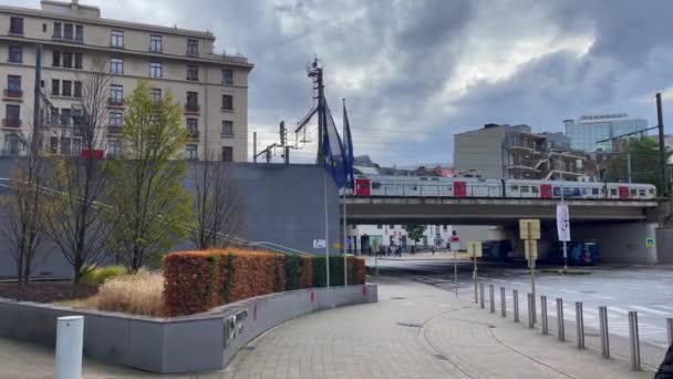 Pociąg Przejeżdżający Przez Most Brukseli Belgia — Wideo stockowe