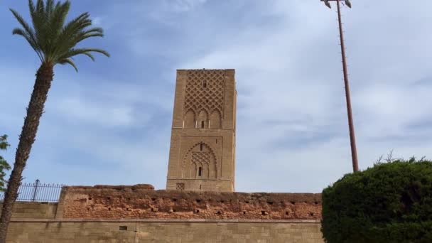 モロッコのラバトにあるハサン塔から音を出すアダン — ストック動画