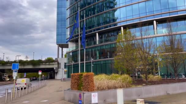 在布鲁塞尔欧洲联盟理事会莱克斯大楼旁边的路上开车的汽车 — 图库视频影像