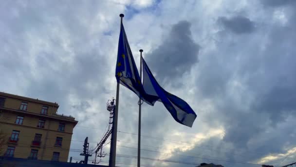 Twee Vlaggen Van Europese Unie Die Buiten Brussel Wapperen — Stockvideo