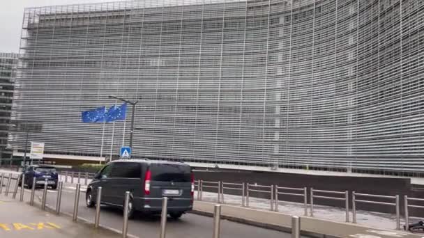 ベルギーのブリュッセルにある欧州委員会の本部近くを走行する車 — ストック動画