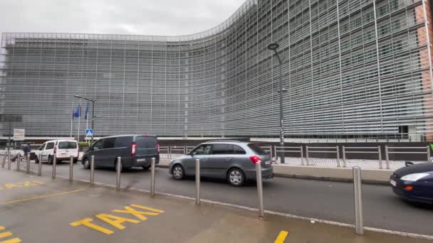 在比利时布鲁塞尔欧盟委员会总部附近开车的汽车 — 图库视频影像