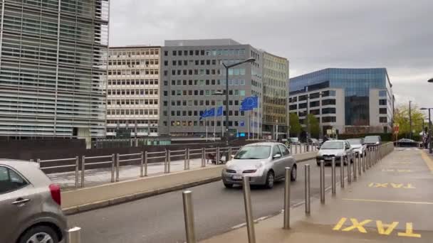 在比利时布鲁塞尔欧盟委员会总部附近开车的汽车 — 图库视频影像