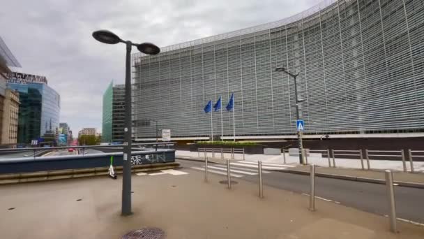 Auto Buurt Van Het Hoofdkantoor Van Europese Commissie Brussel België — Stockvideo