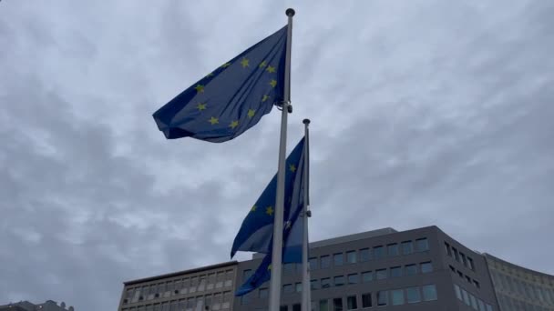 Европейские Флаги Перед Зданием Штаб Квартиры Европейской Комиссии Брюсселе Бельгия — стоковое видео
