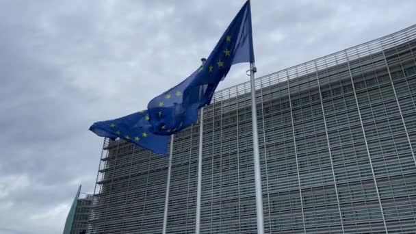 Evropské Vlajky Před Budovou Ústředí Evropské Komise Bruselu Belgie — Stock video