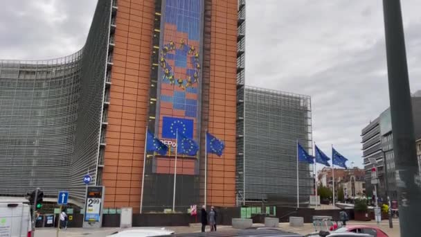 ベルギーのブリュッセルにある欧州委員会の本部近くを走行する車 — ストック動画