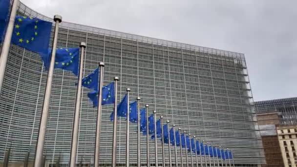 Bandiere Europee Davanti Alla Sede Della Commissione Europea Bruxelles Belgio — Video Stock