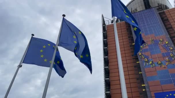 Europese Vlaggen Voor Het Hoofdkantoor Van Europese Commissie Brussel België — Stockvideo