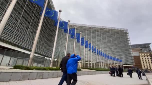 Banderas Europeas Frente Edificio Sede Comisión Europea Bruselas Bélgica — Vídeos de Stock