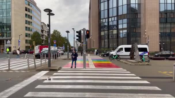 Coches Conduciendo Por Carretera Con Líneas Cruce Cebra Colores Arcoíris — Vídeo de stock