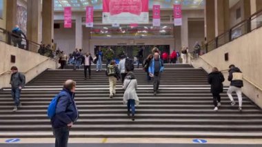 İnsanlar Brüksel, Belçika 'daki ana tren istasyonunda merdivenlerden inip çıkıyorlar.