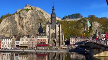 Belçika 'da Meuse Nehri manzaralı tarihi Dinant kasabası manzarası